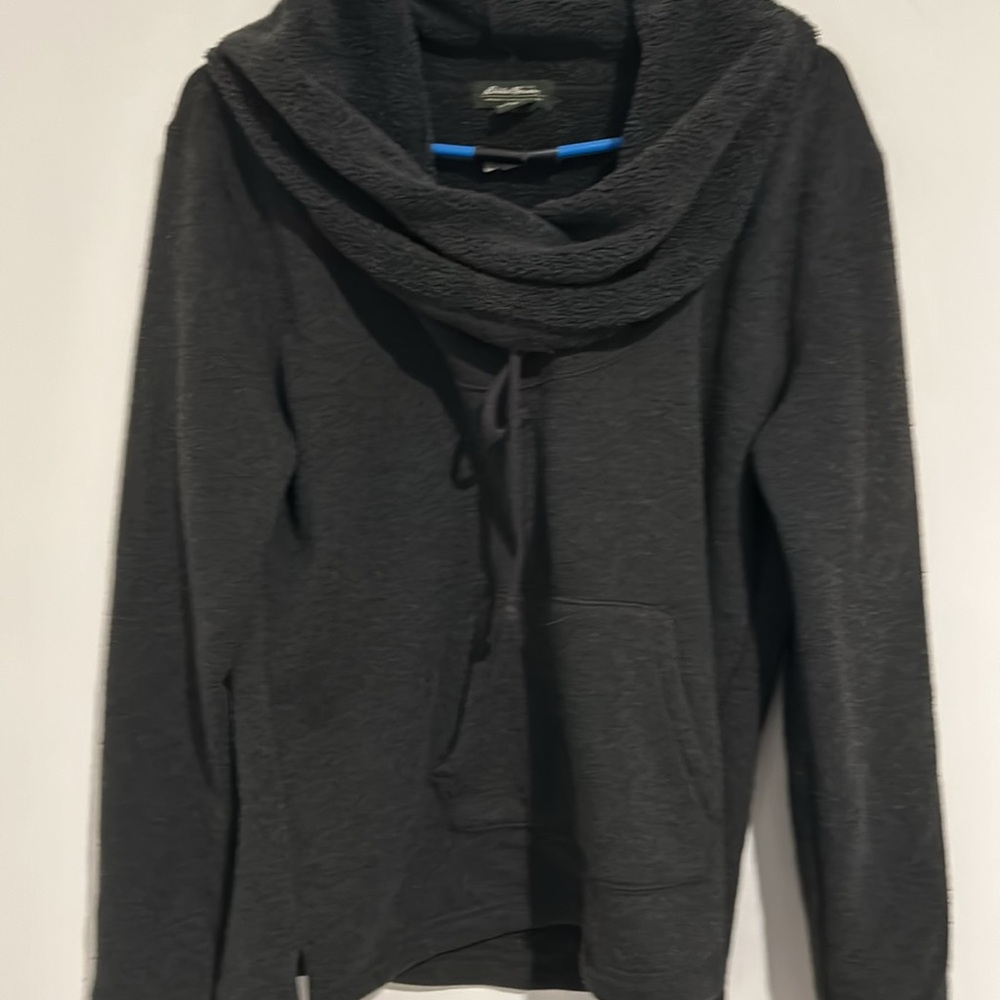 Eddie Bauer sweatshirt w vowel neck can wear big or rolled small size L winter !